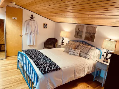 Rustic Modern Loft - Across street from winery, walk to Marina/Harbor View Cafe