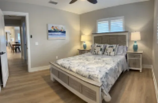 SunCoast Luxury Estates-New, Spacious,  Large Heated Pool, 10 min to the Beach