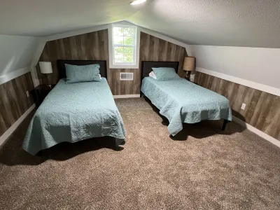 Cozy 2 Bedroom Guesthouse at High Corner Farm The Adventure Guild 주변 호텔