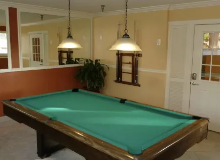 Remodeled, Luxurious 2BR+2Bath by IMG+Beach Отели в г. Брейдентон