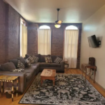 Spacious 2 bedroom apartment with 3 queen beds and 2 full baths