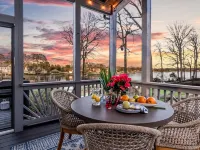 Lakefront Oasis • Private Dock & Bar • Kayaks, Paddleboards, Steps to Water - Boutique