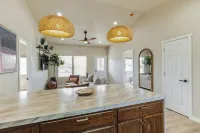 Desert Bliss - Stylish Kennewick 2-bed Home