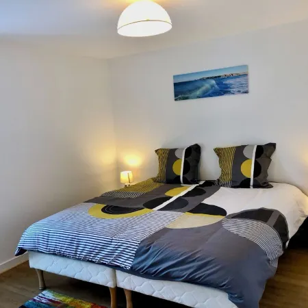 Apartment facing pier with sea view, WIFI and secure parking space