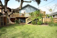 Cozy Coastal Cottage 5 minutes from the Seawall. Fenced yard with chicken coop