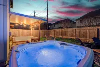 Quiet&CozyHideaway, NearDomain,HotTub,BBQ, FirePit,Patio, Desk🌟