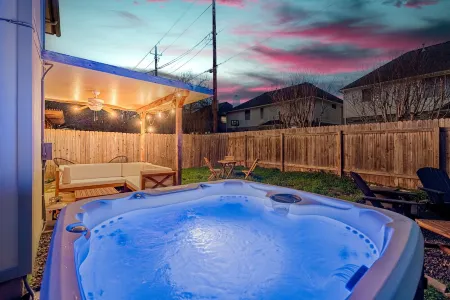 Quiet&CozyHideaway, NearDomain,HotTub,BBQ, FirePit,Patio, Desk🌟
