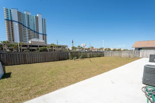 Beautiful 1 bedroom home, 1 block from the beach