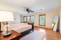 Spacious Getaway Close to Newport & Beaches - พร้อมระเบียง