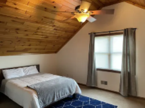 East River Retreat, WATERFRONT🛶+ Fire Pit🔥Pet friendly 🐾 Hotels in Two Rivers