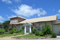 Grand Lodge, Cloud Lane ,Large house sleeps 20. Pool and River access.