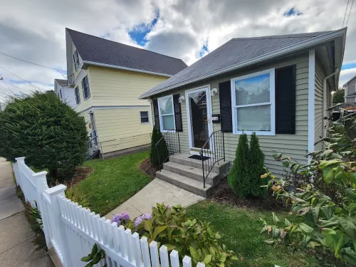 Minutes to Walnut Beach, newly renovated 3 bedroom home