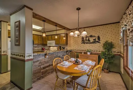 Cozy condo on Beech Mountain. with skiing, hiking,  wineries and waterfalls. Отели в г. Бич Маунтин