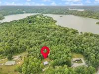 Robins Nest nestled on Nolin Lake! Boat parking onsite & close to the boat ramp!