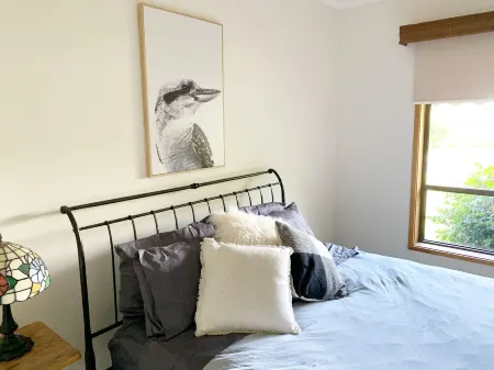 Spacious home in Corowa’s best street right across from the Murray/pet-friendly!