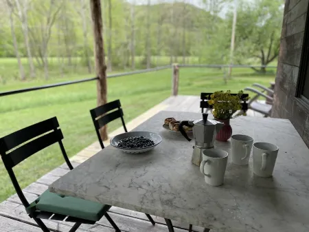 Secluded River access , restored farmhouse along Dry Fork River