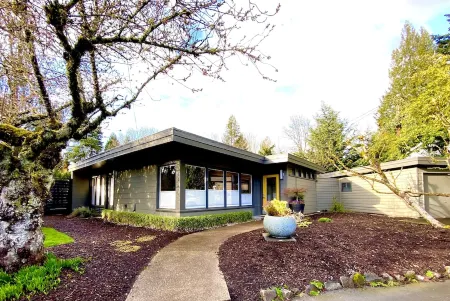 Hidden Gem Secluded Garden Oasis Family Getaway Отели в г. Роли Хилс