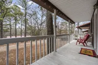 Charming Rustic Retreat - Hot Tub - Pool - Coffee - Fire Pit - 1 mile from SDC! Hotel a Sunset Cove Township