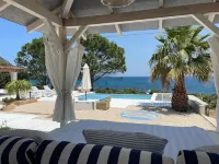 Exceptional 240-m² villa for 9 people direct access to the beach, swimming pool