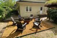 High End Campus Cottage 5 Star - King Bed, 3 Bedrooms, 1.5 Bath, Newly Remodeled