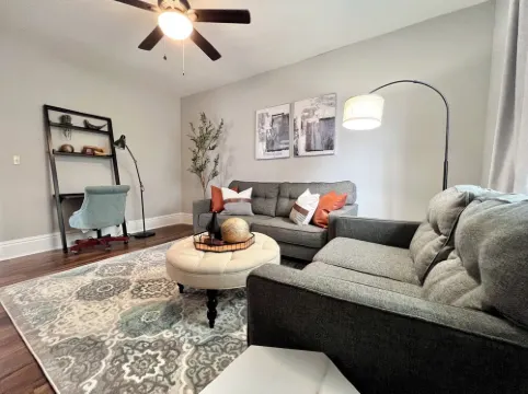 Spacious 3 Bedroom Sleeps 5 - Walk to Botanical Garden - Long Term Pet Friendly