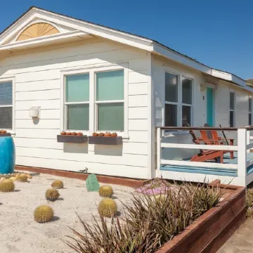 Beachfront House near SF w/ Parking (5)