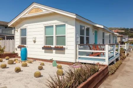 Beachfront House near SF w/ Parking (5)