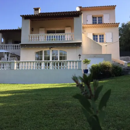 30 sq.m studio at garden level. Quiet villa in a green setting with terrace
