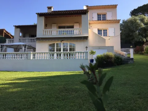 30 sq.m studio at garden level. Quiet villa in a green setting with terrace