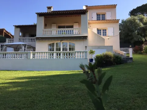 30 sq.m studio at garden level. Quiet villa in a green setting with terrace