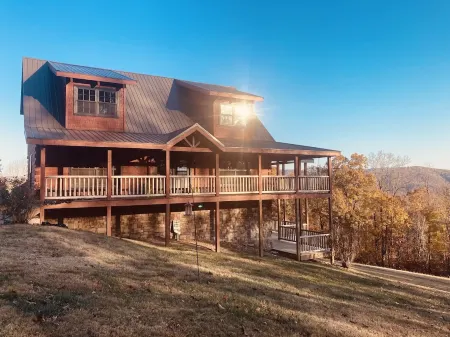 Breathtaking 4 Bdr Mountain Lake Retreat