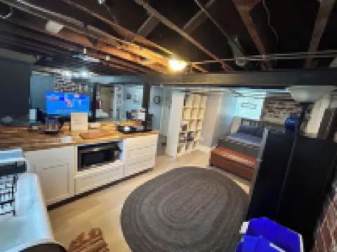 Welcoming and light ground floor studio short walk to dwnt Silver Spring & metro 銀泉酒店