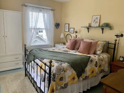Charming  and spacious 2-story home with amazing views of the Columbia River. Hotels in der Nähe von Astoria Oregon riverwalk