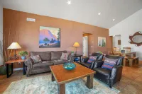 Bright 3 Br Condo, Private Patio, Desert Views, Pool, XL Driveway, 2 Car Garage