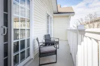 SPACIOUS 3 bed/2 bath condo, free parking, only 2.5 blocks to beach!