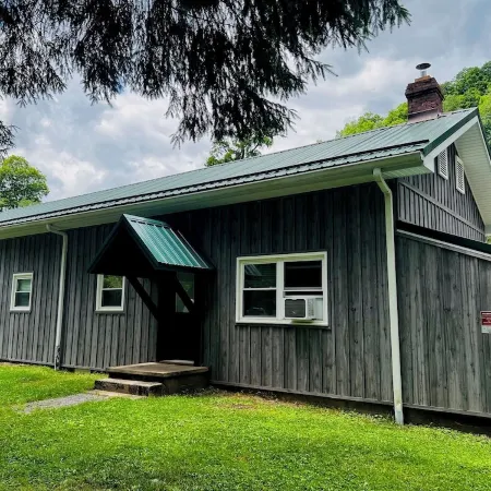Charming Yet Wild Cozy Retro Cabin Hot Tub, Sunroom, Fire Pit & Trout! Hiking!