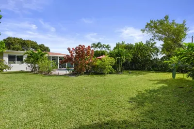 Jungle house Heated Salt pool, 5 min away from the beach! Schoolhouse Children's Museum and Learning Center 주변 호텔