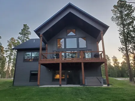 New 5 Bed 4 Bath Cabin, Fire Pit, Hot Tub, Arcade Games & All Paved Roads