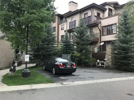 Tiny Condo, Quietly Nestled in Sun Valley