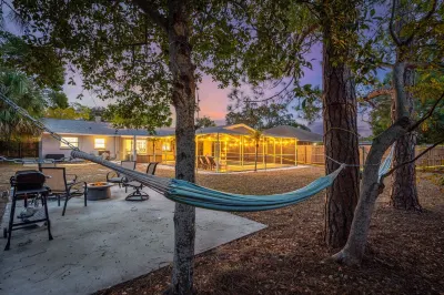 Near Clearwater Beach - Pool Home Retreat Отели рядом с достопримечательностью «Пинеллас Байк Трейл»