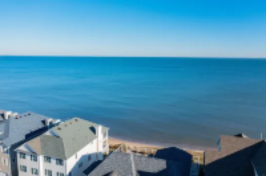 Ocean Bliss: Cozy Apartment Retreat in Norfolk D