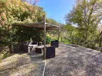 Pavillon en Pierre Isolé Dans un Écrin de Verdure Avec vue sur mer Hotels in 
