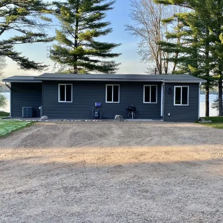 Cedar Lodge: Lakefront Cabin - Wi-Fi, Free Firewood, Generator, No Cleaning Fee!
