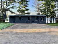 Cedar Lodge: Lakefront Cabin - Wi-Fi, Free Firewood, Generator, No Cleaning Fee!
