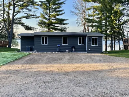 Cedar Lodge: Lakefront Cabin - Wi-Fi, Free Firewood, Generator, No Cleaning Fee!