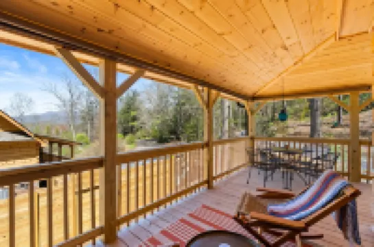 NEW Cabin 15 min to Asheville with Blue Mountain Views!