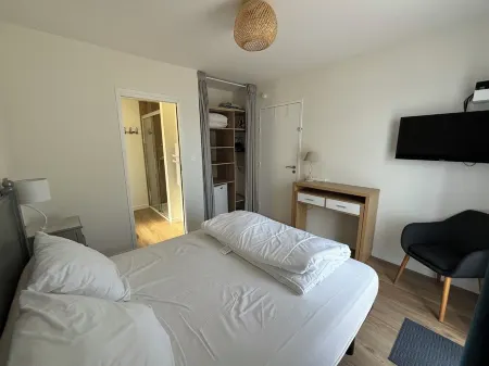 Two minutes from Dinard, beautiful seaside villa with heated pool.