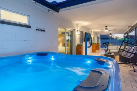 Modern Cactus  - Heated Pool and Hot Tub