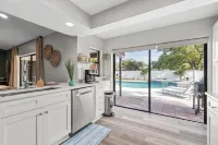 Bohemian Tropical Paradise Palm Harbor. Pool Home. 10mins to Honeymoon Island.