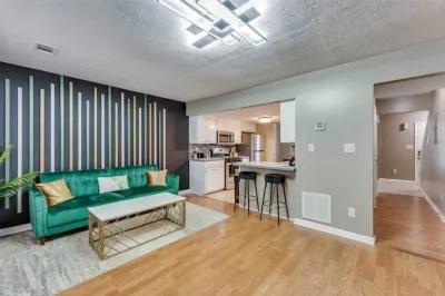 Beautiful 2 bedroom home located by Airport